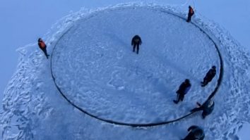 Experimentați iarna: Carusel pe gheața unui lac din Japonia