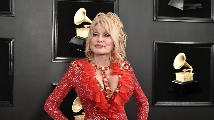 Dolly Parton spune că speră ca Lisa Marie Presley să fie „fericită” în rai alături de tatăl Elvis