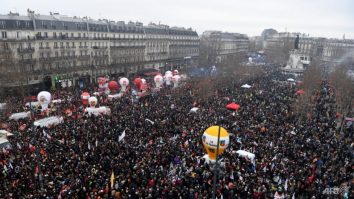 Peste 1 milion de persoane protestează față de creșterea vârstei de pensionare în Franța