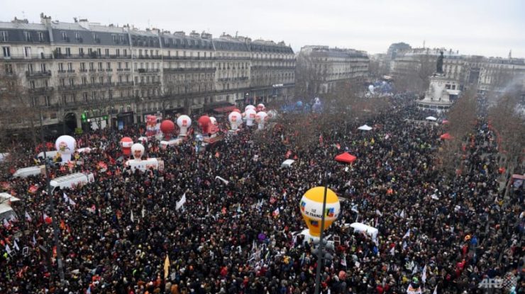 Peste 1 milion de persoane protestează față de creșterea vârstei de pensionare în Franța