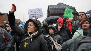 Lützerath: Ciocniri între protestatari și poliție în apropierea unei mine de cărbune din Germania