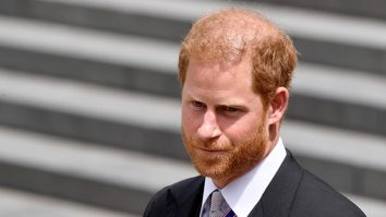 Femeia „mai în vârstă” care i-a luat virginitatea prințului Harry pe un câmp, vorbește prima dată despre asta