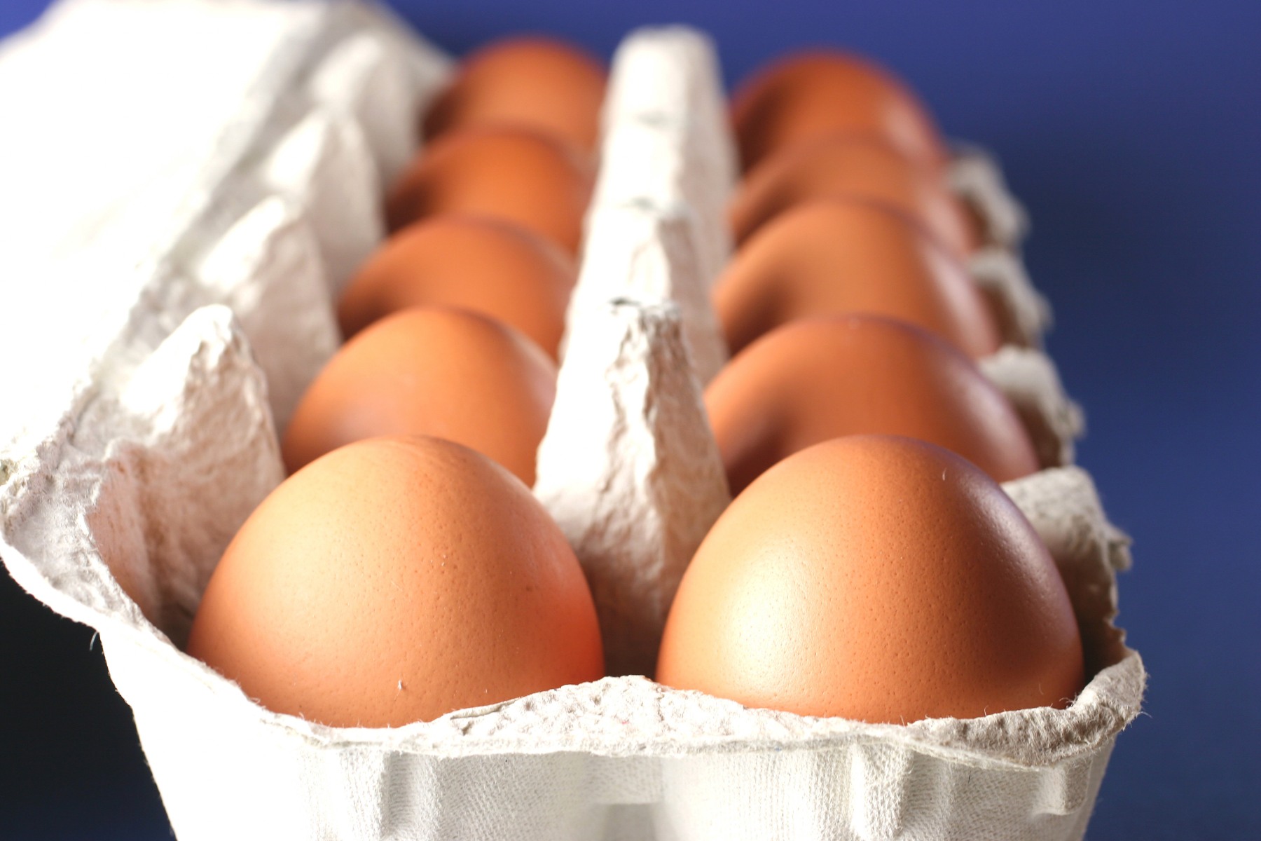 Un celebru bucătar îi avertizează pe oameni să nu păstreze ouăle în frigider. De ce este bine să renunţăm la acest obicei