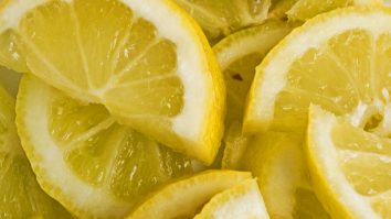 De ce este bine să pui o lămâie feliată lângă pat înainte de culcare?