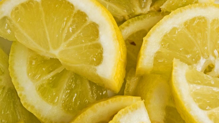 De ce este bine să pui o lămâie feliată lângă pat înainte de culcare?