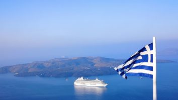 Kolumbo, un vulcan din largul insulei Santorini, se pregătește să erupă