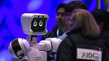 Într-o premieră „istorică”, un „avocat-robot” cu AI va apăra un om într-un tribunal din SUA