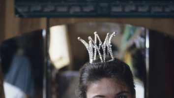 S-a creat „școala de prințese” pentru fetițe: Lecții de mers pe tocuri, machiaj și bon ton. Controversă socială: „Educă la sexism”