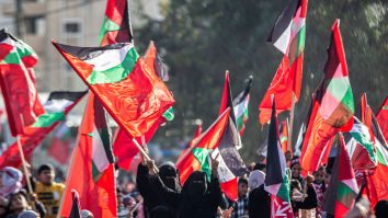 Ministrul israelian al securității interzice arborarea steagului palestinian în public