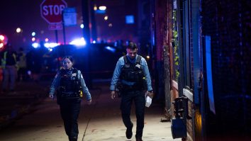 Atac armat într-un oraș din California: Bilanțul victimelor a crescut la 10 morți, iar atacatorul este încă în libertate