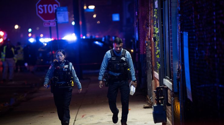 Atac armat într-un oraș din California: Bilanțul victimelor a crescut la 10 morți, iar atacatorul este încă în libertate