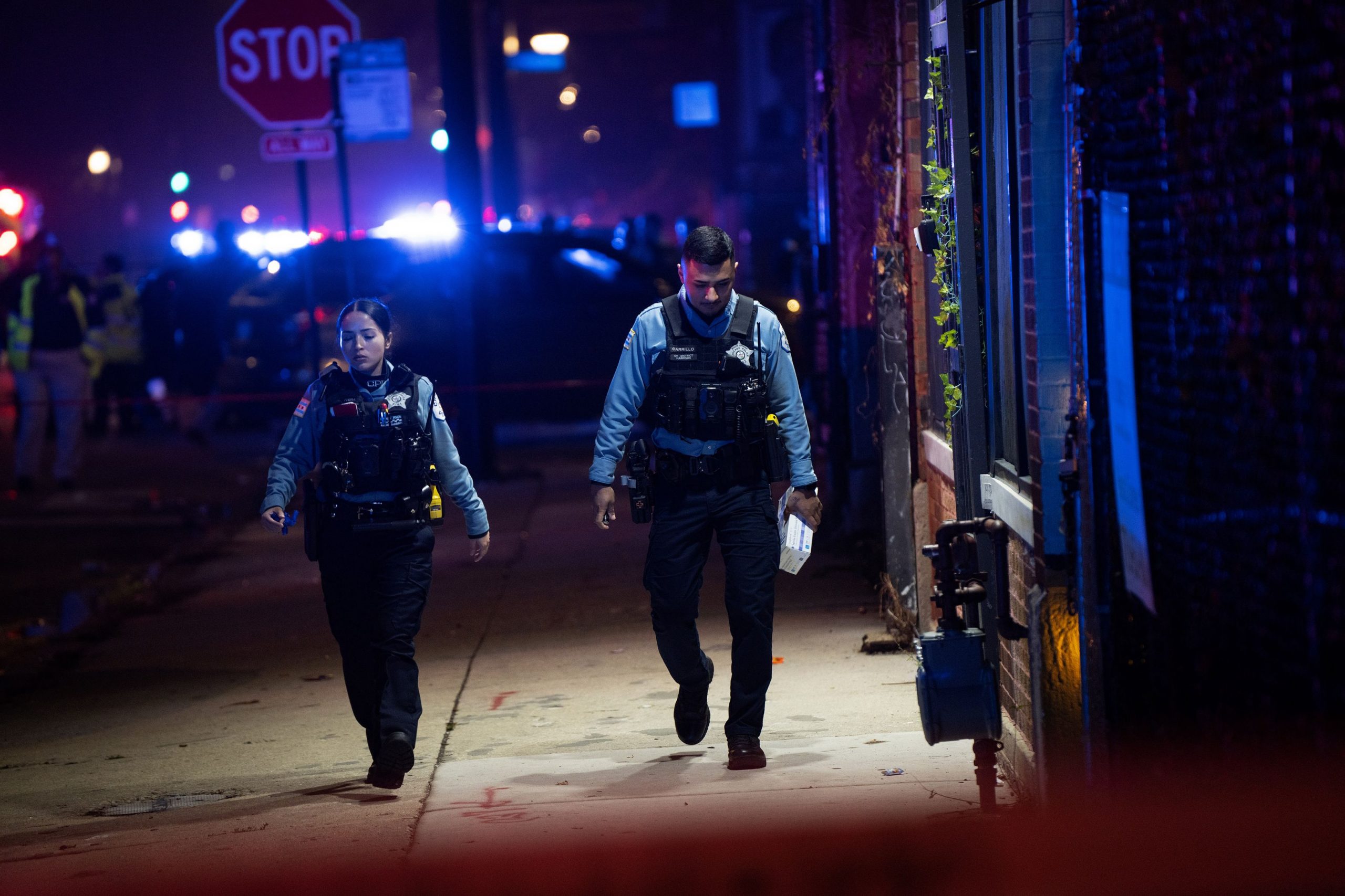 Atac armat într-un oraș din California: Bilanțul victimelor a crescut la 10 morți, iar atacatorul este încă în libertate