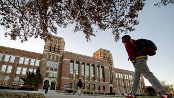 O femeie de 29 de ani a fost arestată după ce s-a înscris la un liceu din New Jersey, dându-se drept boboacă