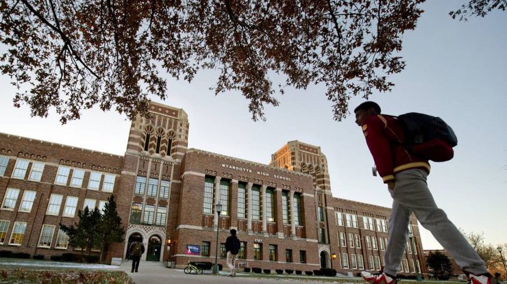 O femeie de 29 de ani a fost arestată după ce s-a înscris la un liceu din New Jersey, dându-se drept boboacă