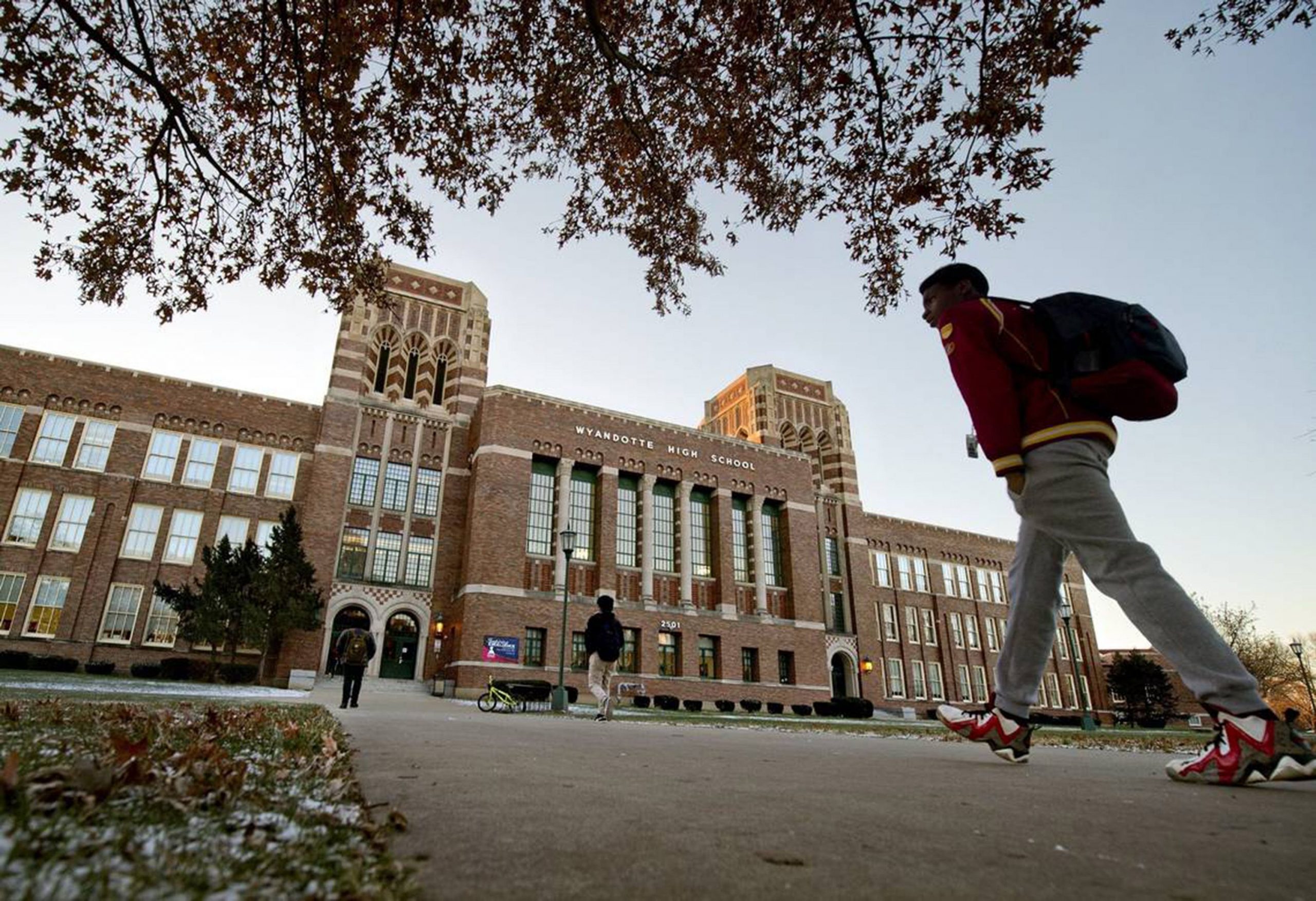 O femeie de 29 de ani a fost arestată după ce s-a înscris la un liceu din New Jersey, dându-se drept boboacă