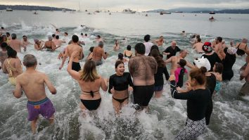 VIDEO. În prima zi a noului an, mii de oameni s-au adunat în orașul balnear Scheveningen pentru a face scufundări