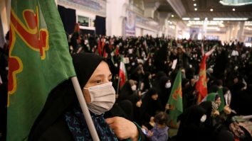 Sute de fete în vârstă de aproximativ 10 ani au fost otrăvite în Iran pentru a provoca închiderea şcolilor de fete