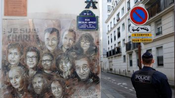 Franța aduce un omagiu victimelor atacului de la Charlie Hebdo, în timp ce Iranul se înfurie din cauza unor noi caricaturi