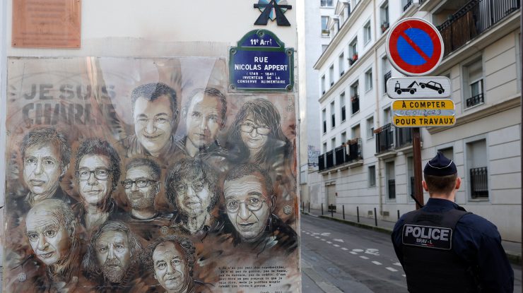 Franța aduce un omagiu victimelor atacului de la Charlie Hebdo, în timp ce Iranul se înfurie din cauza unor noi caricaturi