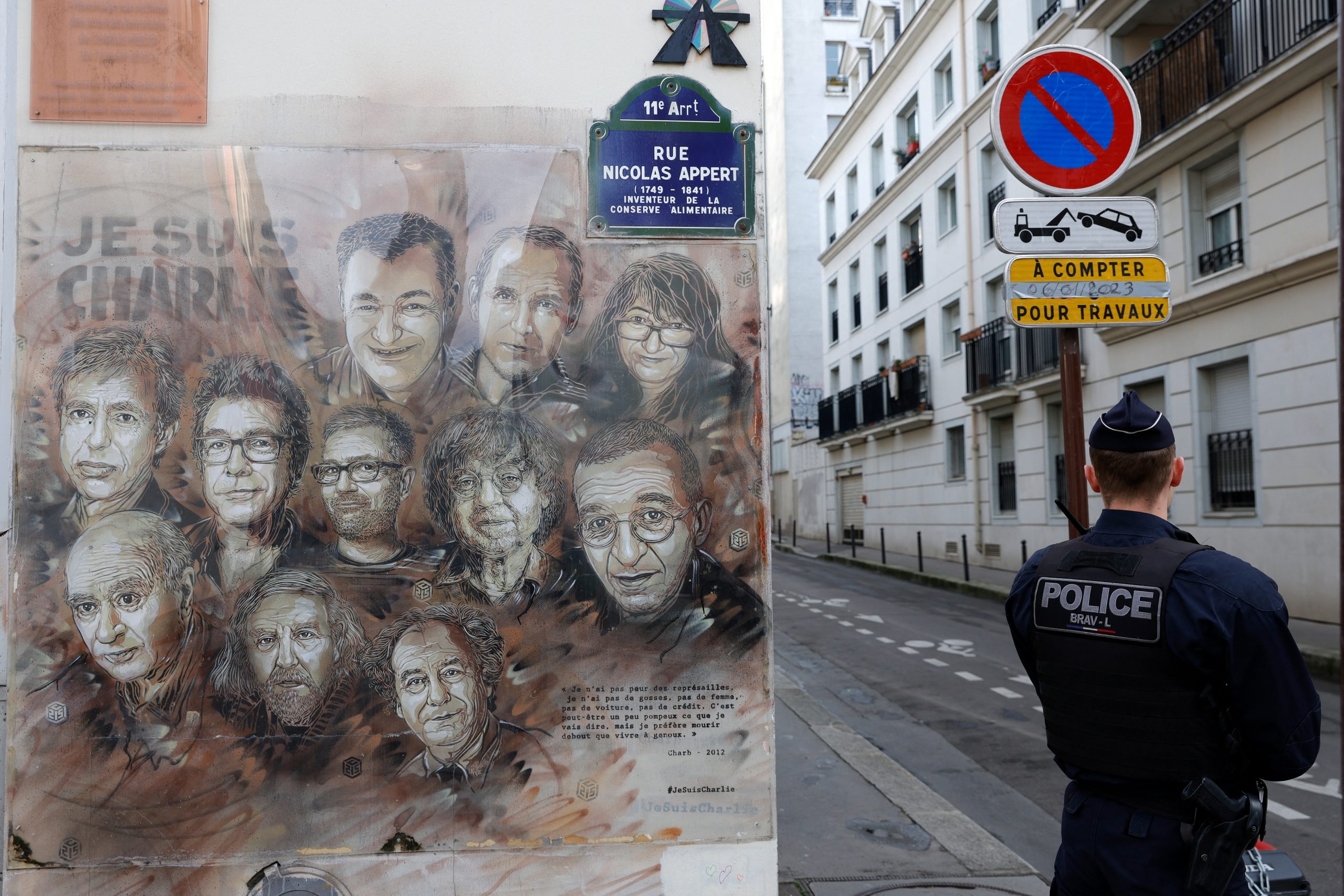 Franța aduce un omagiu victimelor atacului de la Charlie Hebdo, în timp ce Iranul se înfurie din cauza unor noi caricaturi
