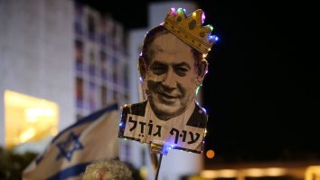Zeci de mii de oameni mărșăluiesc la Tel Aviv împotriva guvernului Netanyahu