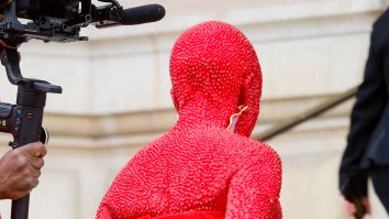 Tripofobia, tulburarea provocată de rochia lui Doja Cat de la show-ul Schiaparelli