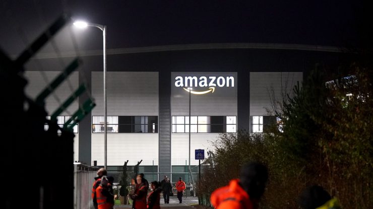 Grevă la Amazon. Angajații susțin că pauzele lor de toaletă sunt cronometrate, iar roboții din depozit „sunt tratați mai bine”