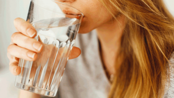 Beți apă, trăiți mai mult? Un studiu a descoperit o legătură între hidratare și bolile cronice