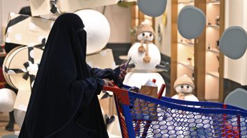 Iran: În pofida protestelor, poliția reia monitorizarea purtării hijabului