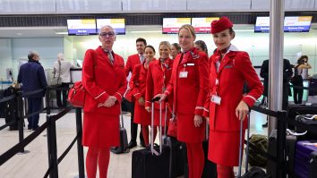 O agenție de recrutare în domeniul aviației le cere candidaților să stea în lenjerie intimă în timpul interviului