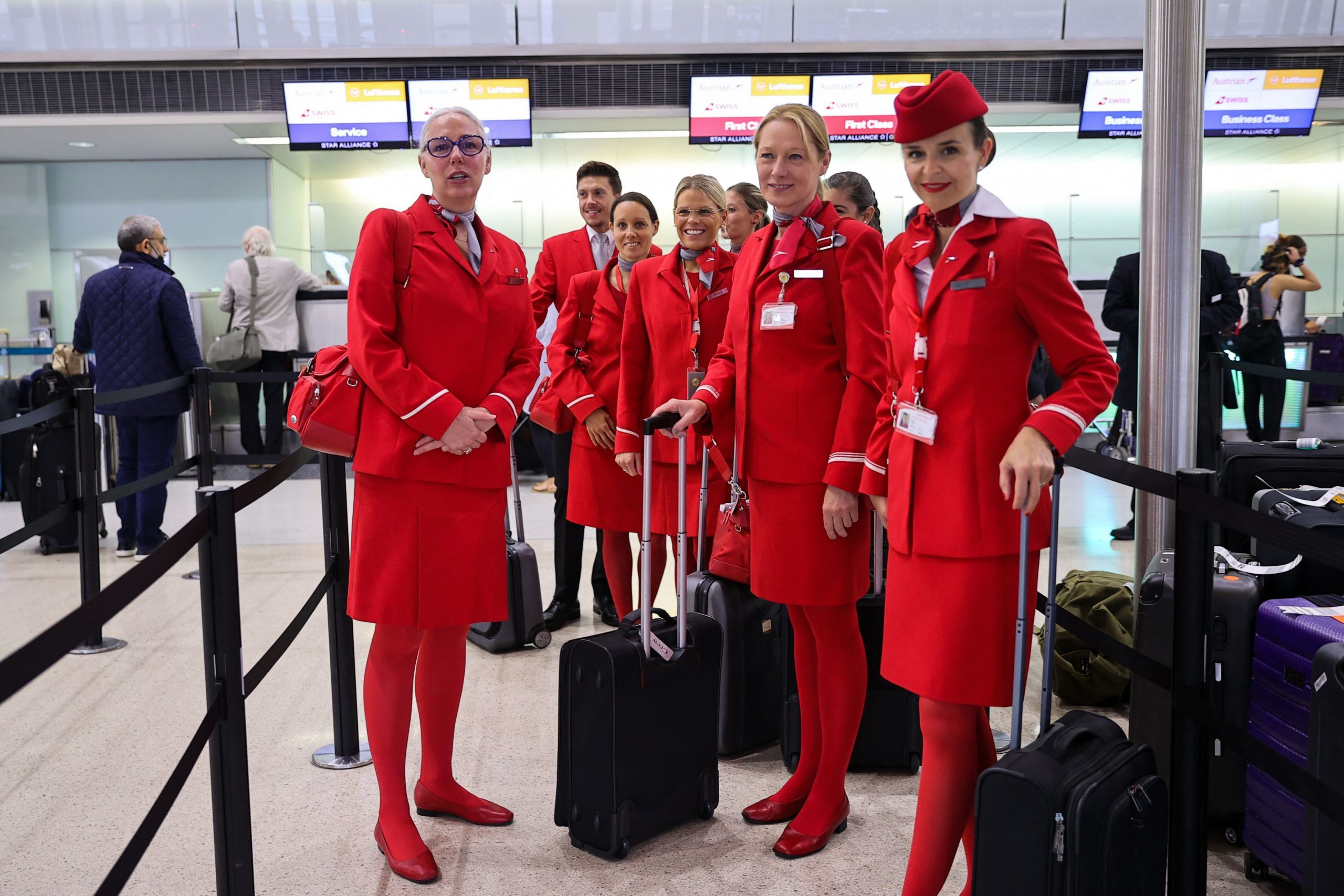 O agenție de recrutare în domeniul aviației le cere candidaților să stea în lenjerie intimă în timpul interviului