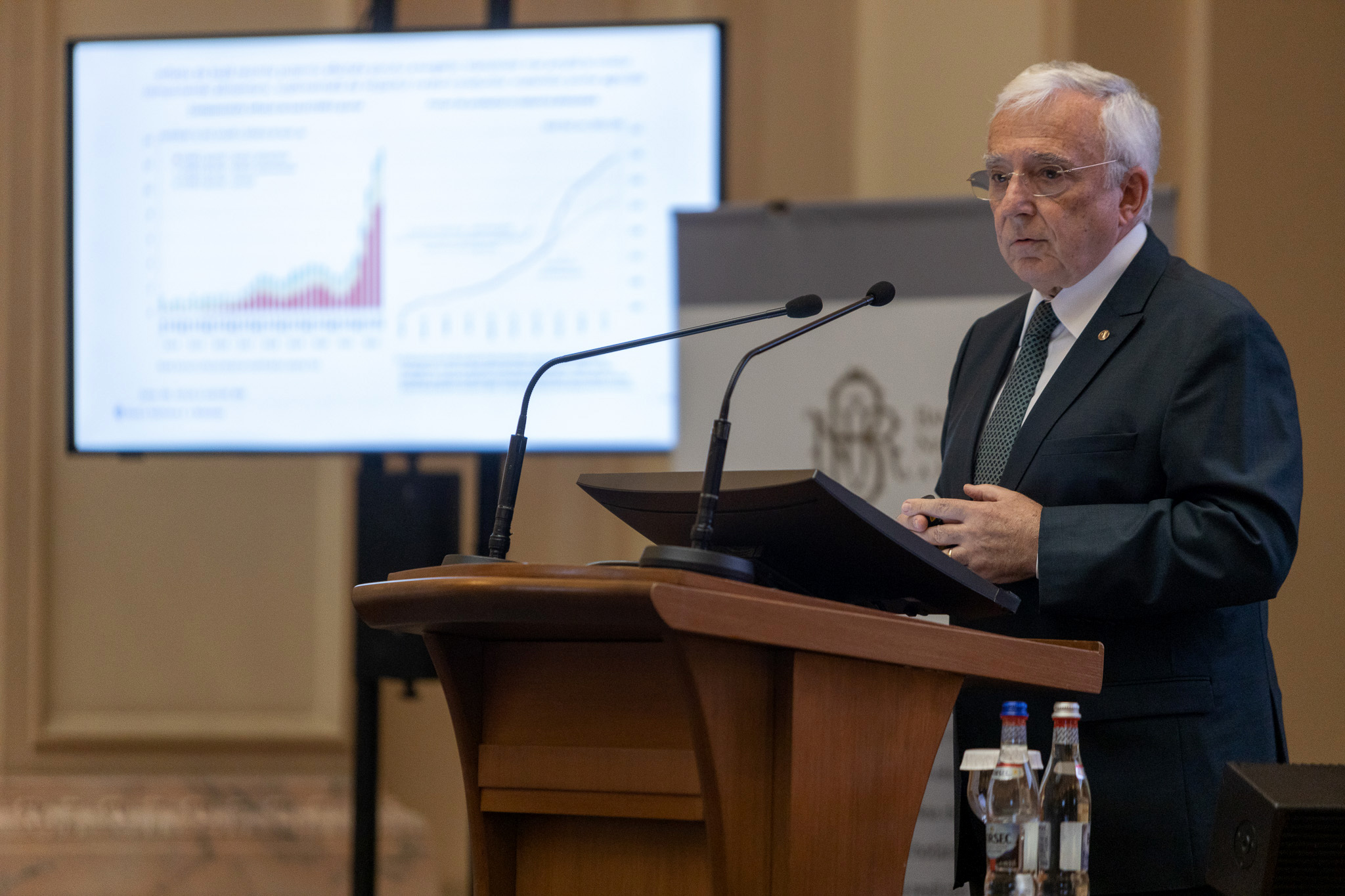 Mugur Isărescu: „Sistemul bancar românesc este mai puţin expus riscurilor decât media europenă”