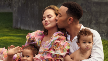 Chrissy Teigen și John Legend îi urează bun venit celui de-al treilea bebeluș: „Ce zi binecuvântată”