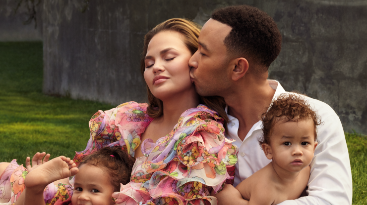 Chrissy Teigen și John Legend îi urează bun venit celui de-al treilea bebeluș: „Ce zi binecuvântată”