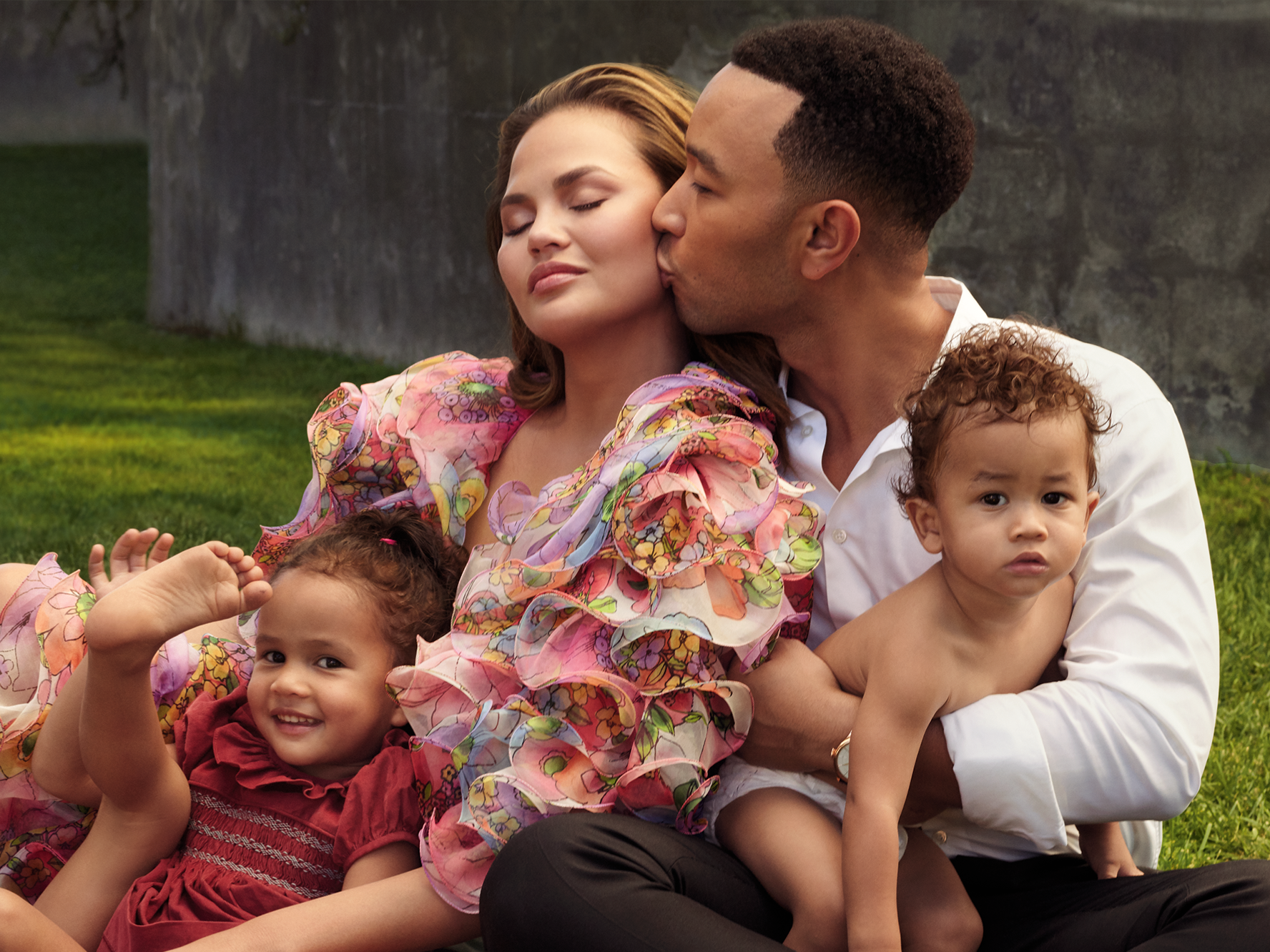 Chrissy Teigen și John Legend îi urează bun venit celui de-al treilea bebeluș: „Ce zi binecuvântată”