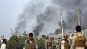 O bombă a explodat pe aeroportul militar din Kabul și a ucis mai multe persoane