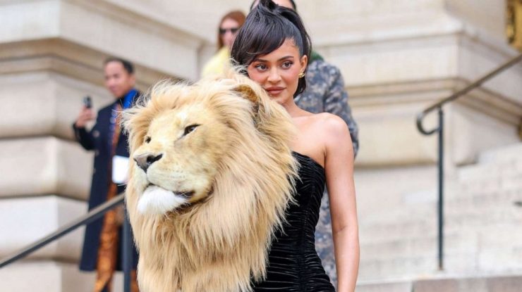 Kylie Jenner a primit aprobarea PETA după ce a purtat o rochie cu cap de leu fals la Săptămâna Modei de la Paris