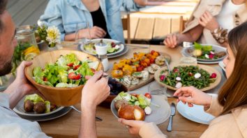 Cele mai bune orașe pentru mâncare și băutură. Barcelona are cel mai bun cocktail, iar în Fukuoka este cea mai bună mâncare stradală. Cine mai e pe listă