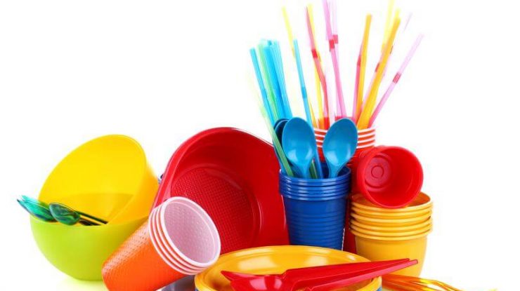 Tacâmurile și farfuriile de plastic de unică folosință vor fi interzise în Anglia