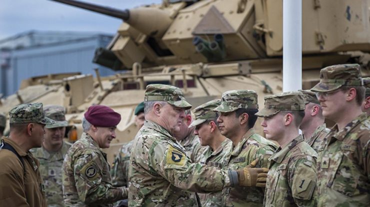 Un general american de rang înalt vizitează un loc de antrenament pentru soldații ucraineni