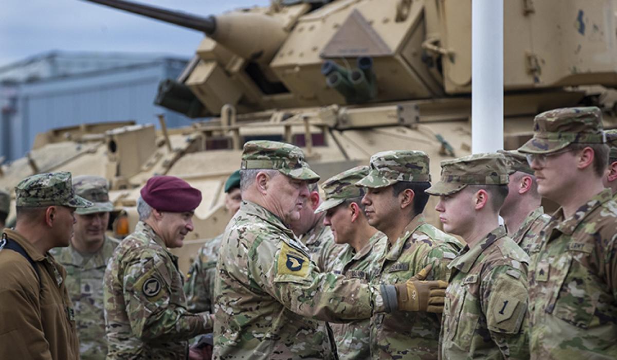 Un general american de rang înalt vizitează un loc de antrenament pentru soldații ucraineni