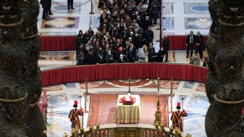 Sicriul de chiparos al Papei Benedict al XVI-lea va fi înmormântat în interiorul altor două sicrie, conform tradiției, împreună cu monede, medalii și un document care descrie pontificatul său