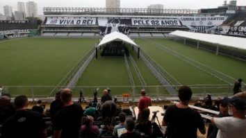 Sicriul lui Pele a fost transportat pe stadion. Brazilia își ia rămas bun de la marele fotbalist