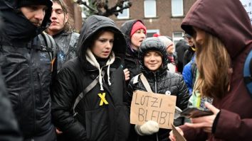 Mii de activiști pentru climă, în frunte cu Thunberg, protestează față de demolarea unui sat german