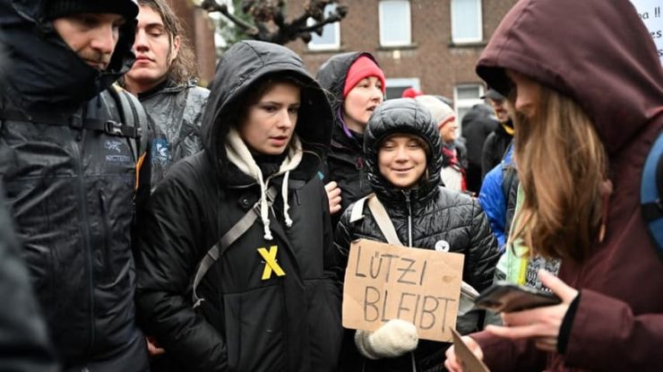 Mii de activiști pentru climă, în frunte cu Thunberg, protestează față de demolarea unui sat german