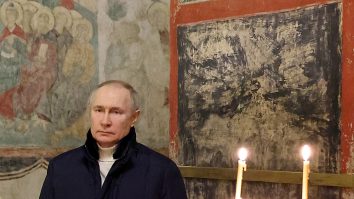 Putin a apărut singur la slujba de sărbători și a lăudat Biserica Ortodoxă Rusă pentru sprijin