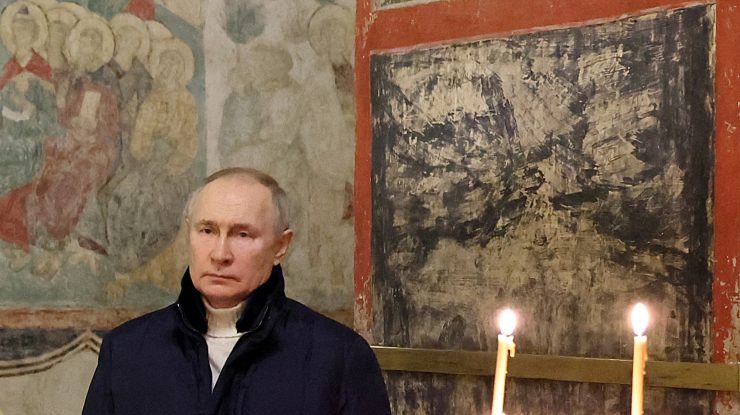 Putin a apărut singur la slujba de sărbători și a lăudat Biserica Ortodoxă Rusă pentru sprijin