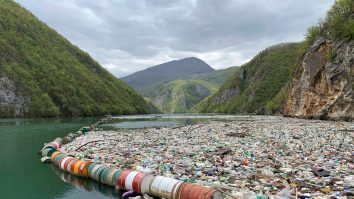 Un râu din Balcani, cunoscut pentru peisajele sale uluitoare, a devenit o groapă de gunoi în urma ploilor