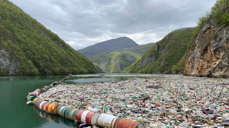 Un râu din Balcani, cunoscut pentru peisajele sale uluitoare, a devenit o groapă de gunoi în urma ploilor