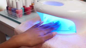 STUDIU. Lămpile de uscat pentru unghii cu raze UV pot distruge ADN-ul din mâini